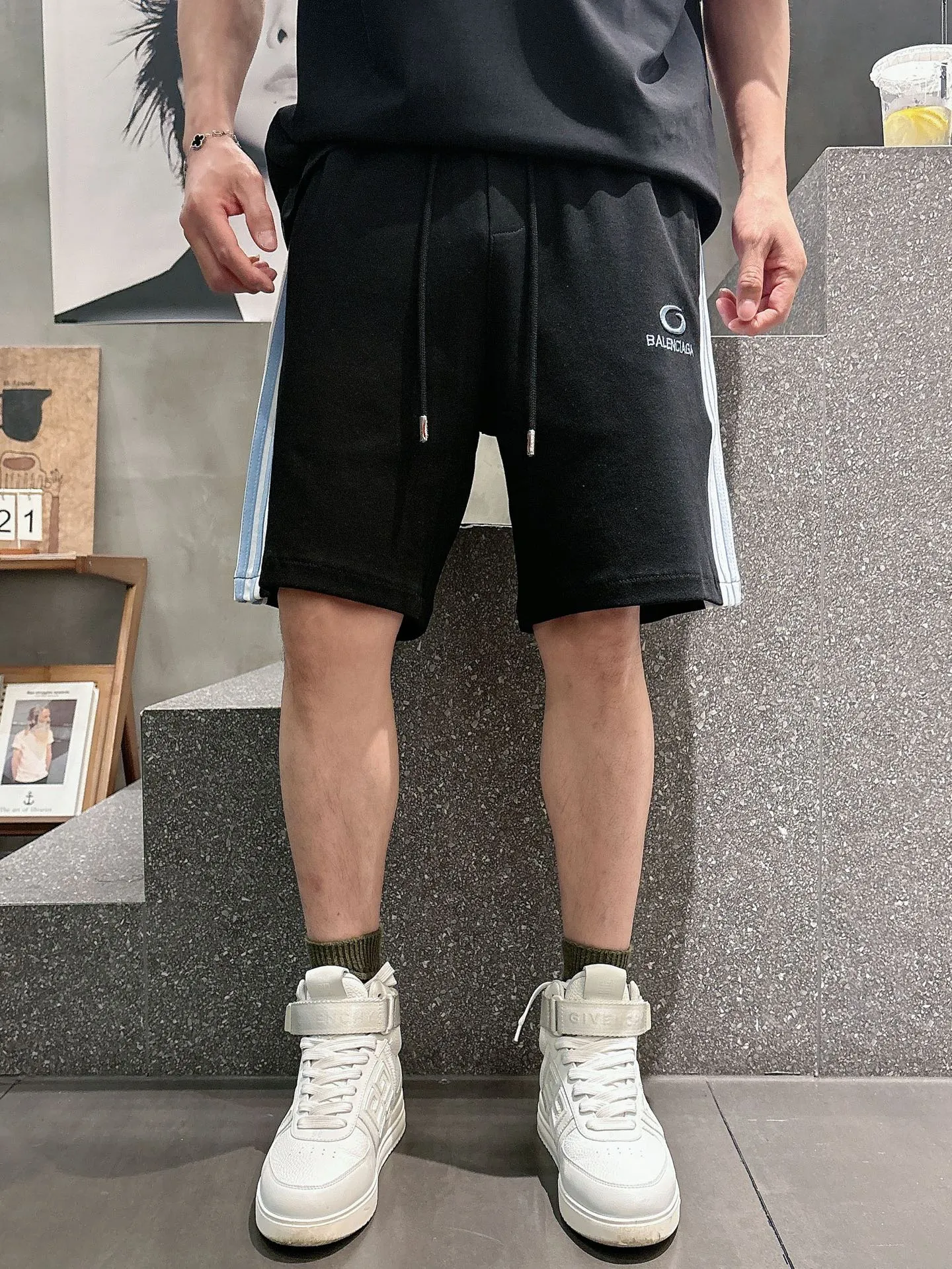 Balenciaga's three-standard complete 2026 summer New Arrival men's casual shorts, advanced custom-made Breathable fabric, Breathable fabric, extremely stretchy and comfortable, impeccable details, top-grade accessories, original logo design concept, delicate and soft feel! The upper body fit is awesome! Size: M-XXXL Please state your height and weight when ordering